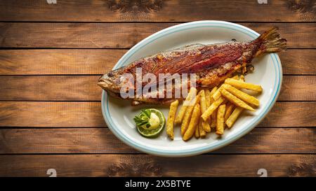 Gebackene Forelle mit Pommes Frites - Regenbogenforelle vom Tota Boyaca See. Kolumbianische Gastronomie Stockfoto