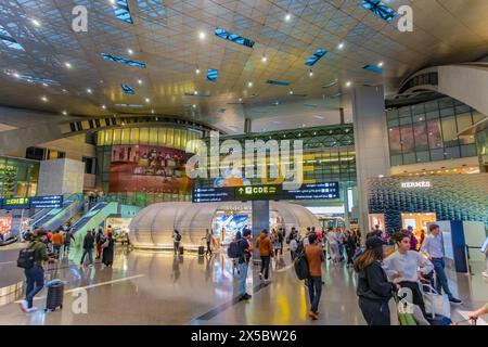 Doha, Katar, 23. Januar 31. Hamad International Airport. FIFA-WM-Hauptstadt 2022. flughafenhalle. Viele Passagiere mit Gepäck. Markengeschäfte und Elektro Stockfoto