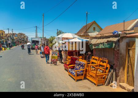 Antananarivo, Madagaskar. Oktober 2023. Straße von Antananarivo. Menschen leiden unter Armut langsame Entwicklung Land. Stadtbewohner, die über sie eilten Stockfoto