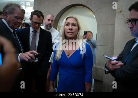 Washignton, District of Columbia, USA. Mai 2024. Die US-Repräsentantin MARJORIE TAYLOR GREENE (R-GA) spricht mit Reportern vor dem Büro des House Speaker Mike Johnson, bevor sie sich mit ihm trifft, um die Bedingungen zu besprechen, unter denen sie nicht mit einem Antrag auf Räumung fortfahren kann, was ihn entfernen würde. Nach dem Treffen scheint es, als würde sie nachgeben. Als sie gefragt wurde, ob sie eine Abstimmung erzwingen würde, antwortete sie: „Wir werden sehen. Es liegt an Mike Johnson.“ Mai 2024 (Credit Image: © Douglas Christian/ZUMA Press Wire) NUR REDAKTIONELLE VERWENDUNG! Nicht für kommerzielle ZWECKE! Stockfoto