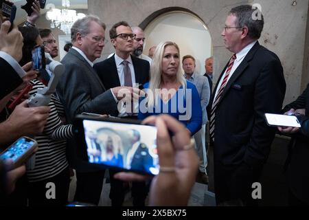 Washignton, District of Columbia, USA. Mai 2024. Die US-Repräsentantin MARJORIE TAYLOR GREENE (R-GA) spricht mit Reportern vor dem Büro des House Speaker Mike Johnson, bevor sie sich mit ihm trifft, um die Bedingungen zu besprechen, unter denen sie nicht mit einem Antrag auf Räumung fortfahren kann, was ihn entfernen würde. Nach dem Treffen scheint es, als würde sie nachgeben. Als sie gefragt wurde, ob sie eine Abstimmung erzwingen würde, antwortete sie: „Wir werden sehen. Es liegt an Mike Johnson.“ Mai 2024 (Credit Image: © Douglas Christian/ZUMA Press Wire) NUR REDAKTIONELLE VERWENDUNG! Nicht für kommerzielle ZWECKE! Stockfoto