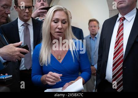 Washignton, District of Columbia, USA. Mai 2024. Die US-Repräsentantin MARJORIE TAYLOR GREENE (R-GA) spricht mit Reportern vor dem Büro des House Speaker Mike Johnson, bevor sie sich mit ihm trifft, um die Bedingungen zu besprechen, unter denen sie nicht mit einem Antrag auf Räumung fortfahren kann, was ihn entfernen würde. Nach dem Treffen scheint es, als würde sie nachgeben. Als sie gefragt wurde, ob sie eine Abstimmung erzwingen würde, antwortete sie: „Wir werden sehen. Es liegt an Mike Johnson.“ Mai 2024 (Credit Image: © Douglas Christian/ZUMA Press Wire) NUR REDAKTIONELLE VERWENDUNG! Nicht für kommerzielle ZWECKE! Stockfoto