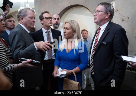 Washignton, District of Columbia, USA. Mai 2024. Die US-Repräsentantin MARJORIE TAYLOR GREENE (R-GA) spricht mit Reportern vor dem Büro des House Speaker Mike Johnson, bevor sie sich mit ihm trifft, um die Bedingungen zu besprechen, unter denen sie nicht mit einem Antrag auf Räumung fortfahren kann, was ihn entfernen würde. Nach dem Treffen scheint es, als würde sie nachgeben. Als sie gefragt wurde, ob sie eine Abstimmung erzwingen würde, antwortete sie: „Wir werden sehen. Es liegt an Mike Johnson.“ Mai 2024 (Credit Image: © Douglas Christian/ZUMA Press Wire) NUR REDAKTIONELLE VERWENDUNG! Nicht für kommerzielle ZWECKE! Stockfoto