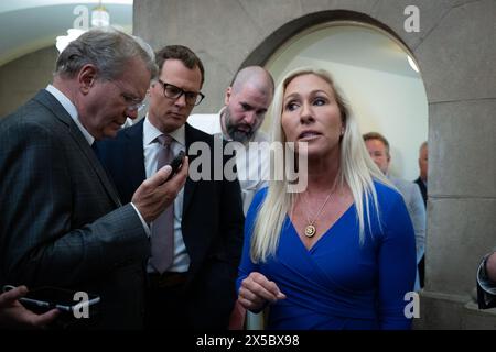 Washignton, District of Columbia, USA. Mai 2024. Die US-Repräsentantin MARJORIE TAYLOR GREENE (R-GA) spricht mit Reportern vor dem Büro des House Speaker Mike Johnson, bevor sie sich mit ihm trifft, um die Bedingungen zu besprechen, unter denen sie nicht mit einem Antrag auf Räumung fortfahren kann, was ihn entfernen würde. Nach dem Treffen scheint es, als würde sie nachgeben. Als sie gefragt wurde, ob sie eine Abstimmung erzwingen würde, antwortete sie: „Wir werden sehen. Es liegt an Mike Johnson.“ Mai 2024 (Credit Image: © Douglas Christian/ZUMA Press Wire) NUR REDAKTIONELLE VERWENDUNG! Nicht für kommerzielle ZWECKE! Stockfoto