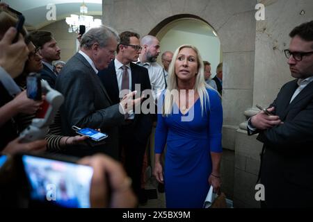 Washignton, District of Columbia, USA. Mai 2024. Die US-Repräsentantin MARJORIE TAYLOR GREENE (R-GA) spricht mit Reportern vor dem Büro des House Speaker Mike Johnson, bevor sie sich mit ihm trifft, um die Bedingungen zu besprechen, unter denen sie nicht mit einem Antrag auf Räumung fortfahren kann, was ihn entfernen würde. Nach dem Treffen scheint es, als würde sie nachgeben. Als sie gefragt wurde, ob sie eine Abstimmung erzwingen würde, antwortete sie: „Wir werden sehen. Es liegt an Mike Johnson.“ Mai 2024 (Credit Image: © Douglas Christian/ZUMA Press Wire) NUR REDAKTIONELLE VERWENDUNG! Nicht für kommerzielle ZWECKE! Stockfoto