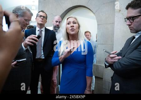 Washignton, District of Columbia, USA. Mai 2024. Die US-Repräsentantin MARJORIE TAYLOR GREENE (R-GA) spricht mit Reportern vor dem Büro des House Speaker Mike Johnson, bevor sie sich mit ihm trifft, um die Bedingungen zu besprechen, unter denen sie nicht mit einem Antrag auf Räumung fortfahren kann, was ihn entfernen würde. Nach dem Treffen scheint es, als würde sie nachgeben. Als sie gefragt wurde, ob sie eine Abstimmung erzwingen würde, antwortete sie: „Wir werden sehen. Es liegt an Mike Johnson.“ Mai 2024 (Credit Image: © Douglas Christian/ZUMA Press Wire) NUR REDAKTIONELLE VERWENDUNG! Nicht für kommerzielle ZWECKE! Stockfoto