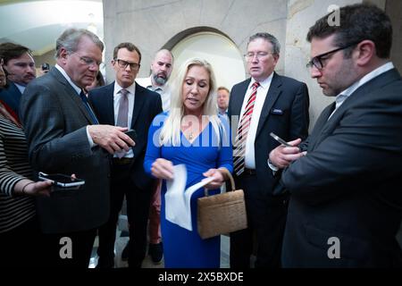 Washignton, District of Columbia, USA. Mai 2024. Die US-Repräsentantin MARJORIE TAYLOR GREENE (R-GA) spricht mit Reportern vor dem Büro des House Speaker Mike Johnson, bevor sie sich mit ihm trifft, um die Bedingungen zu besprechen, unter denen sie nicht mit einem Antrag auf Räumung fortfahren kann, was ihn entfernen würde. Nach dem Treffen scheint es, als würde sie nachgeben. Als sie gefragt wurde, ob sie eine Abstimmung erzwingen würde, antwortete sie: „Wir werden sehen. Es liegt an Mike Johnson.“ Mai 2024 (Credit Image: © Douglas Christian/ZUMA Press Wire) NUR REDAKTIONELLE VERWENDUNG! Nicht für kommerzielle ZWECKE! Stockfoto