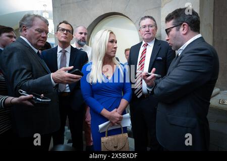 Washignton, District of Columbia, USA. Mai 2024. Die US-Repräsentantin MARJORIE TAYLOR GREENE (R-GA) spricht mit Reportern vor dem Büro des House Speaker Mike Johnson, bevor sie sich mit ihm trifft, um die Bedingungen zu besprechen, unter denen sie nicht mit einem Antrag auf Räumung fortfahren kann, was ihn entfernen würde. Nach dem Treffen scheint es, als würde sie nachgeben. Als sie gefragt wurde, ob sie eine Abstimmung erzwingen würde, antwortete sie: „Wir werden sehen. Es liegt an Mike Johnson.“ Mai 2024 (Credit Image: © Douglas Christian/ZUMA Press Wire) NUR REDAKTIONELLE VERWENDUNG! Nicht für kommerzielle ZWECKE! Stockfoto