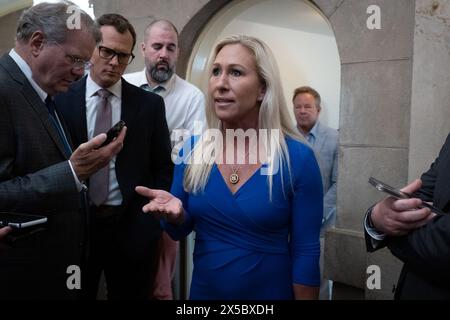 Washignton, District of Columbia, USA. Mai 2024. Die US-Repräsentantin MARJORIE TAYLOR GREENE (R-GA) spricht mit Reportern vor dem Büro des House Speaker Mike Johnson, bevor sie sich mit ihm trifft, um die Bedingungen zu besprechen, unter denen sie nicht mit einem Antrag auf Räumung fortfahren kann, was ihn entfernen würde. Nach dem Treffen scheint es, als würde sie nachgeben. Als sie gefragt wurde, ob sie eine Abstimmung erzwingen würde, antwortete sie: „Wir werden sehen. Es liegt an Mike Johnson.“ Mai 2024 (Credit Image: © Douglas Christian/ZUMA Press Wire) NUR REDAKTIONELLE VERWENDUNG! Nicht für kommerzielle ZWECKE! Stockfoto