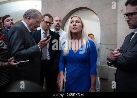 Washignton, District of Columbia, USA. Mai 2024. Die US-Repräsentantin MARJORIE TAYLOR GREENE (R-GA) spricht mit Reportern vor dem Büro des House Speaker Mike Johnson, bevor sie sich mit ihm trifft, um die Bedingungen zu besprechen, unter denen sie nicht mit einem Antrag auf Räumung fortfahren kann, was ihn entfernen würde. Nach dem Treffen scheint es, als würde sie nachgeben. Als sie gefragt wurde, ob sie eine Abstimmung erzwingen würde, antwortete sie: „Wir werden sehen. Es liegt an Mike Johnson.“ Mai 2024 (Credit Image: © Douglas Christian/ZUMA Press Wire) NUR REDAKTIONELLE VERWENDUNG! Nicht für kommerzielle ZWECKE! Stockfoto