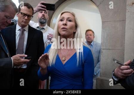 Washignton, District of Columbia, USA. Mai 2024. Die US-Repräsentantin MARJORIE TAYLOR GREENE (R-GA) spricht mit Reportern vor dem Büro des House Speaker Mike Johnson, bevor sie sich mit ihm trifft, um die Bedingungen zu besprechen, unter denen sie nicht mit einem Antrag auf Räumung fortfahren kann, was ihn entfernen würde. Nach dem Treffen scheint es, als würde sie nachgeben. Als sie gefragt wurde, ob sie eine Abstimmung erzwingen würde, antwortete sie: „Wir werden sehen. Es liegt an Mike Johnson.“ Mai 2024 (Credit Image: © Douglas Christian/ZUMA Press Wire) NUR REDAKTIONELLE VERWENDUNG! Nicht für kommerzielle ZWECKE! Stockfoto