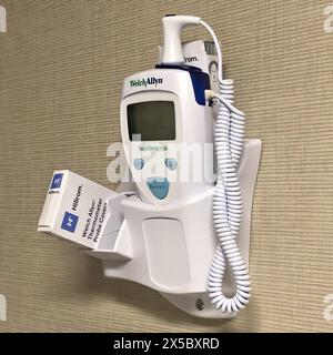 ROCHESTER, MN - 27. JUL 2020: Medizinisches Thermometer in Arztpraxen an der Wand im Untersuchungsraum montiert. Elektronische Geräte für das Gesundheitswesen. Stockfoto