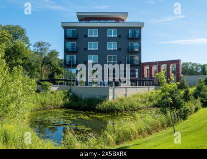 Ferienwohnung Appartementhäuser mit Blick auf einen kleinen herzförmigen Teich in Minnesota, USA. Stockfoto