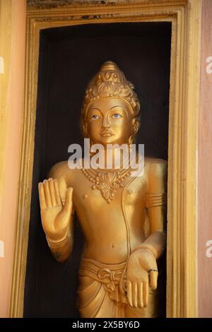 Aluthgama, Sri Lanka 07. 2023 Statue im Kande Viharaya Tempel in Aluthgama in der Nähe des beliebten Touristenzentrums Bentota und Beruwala. Schöne lockige Bauweise Stockfoto