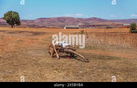 Antsirabe, Madagaskar. 20. oktober 2023. Madagaskar-Straßen. Pfad von Antsirabe durch kleine Dörfer, Vieh, einen alten Wagen mit Gepäck ohne Stockfoto