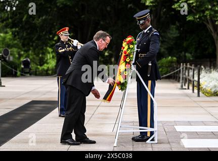 Washington, USA. Mai 2024. Bundesverteidigungsminister Boris Pistorius (SPD), bei einer Kranzniederlegung am Grab des unbekannten Soldaten auf der Arlington National Cemetry. Während seiner Militärpolitikreise trifft sich der Minister mit Amtskollegen, Diplomaten und Offizieren. Quelle: Britta Pedersen/dpa/Alamy Live News Stockfoto