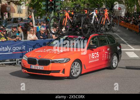 Giro d'Italia sponsert Teams beim großen Radrennen, mit Teams für technischen Support und Autos. Pinker Pullover, Tour durch italien 2024, turin, italien, 4. Mai 2 Stockfoto