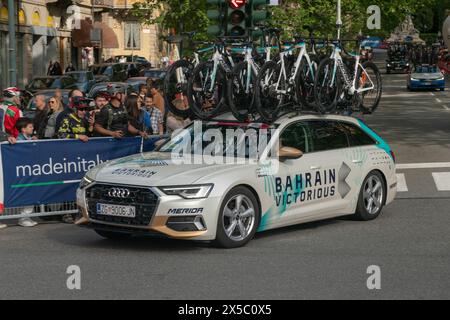 Giro d'Italia sponsert Teams beim großen Radrennen, mit Teams für technischen Support und Autos. Pinker Pullover, Tour durch italien 2024, turin, italien, 4. Mai 2 Stockfoto