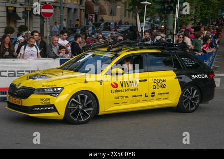 Giro d'Italia sponsert Teams beim großen Radrennen, mit Teams für technischen Support und Autos. Pinker Pullover, Tour durch italien 2024, turin, italien, 4. Mai 2 Stockfoto