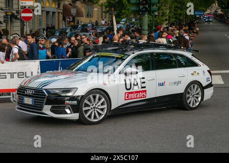 Giro d'Italia sponsert Teams beim großen Radrennen, mit Teams für technischen Support und Autos. Pinker Pullover, Tour durch italien 2024, turin, italien, 4. Mai 2 Stockfoto