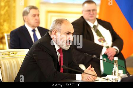 Moskau, Russland. Mai 2024. Der armenische Premierminister Nikol Paschinian hält auf der Tagung des Obersten Eurasischen Wirtschaftsrates am 8. Mai 2024 im Großen Kreml-Palast in Moskau, Russland, eine Rede. Das Treffen fällt mit dem zehnten Jahrestag der Unterzeichnung des Vertrags über die Eurasische Wirtschaftsunion zusammen. Quelle: Alexander Kazakov/Kreml Pool/Alamy Live News Stockfoto