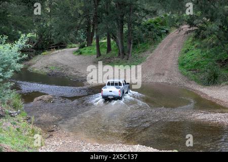 Turon National Park und ute Utility Vehicle fahren über den Turon River, New South Wales, Australien Stockfoto