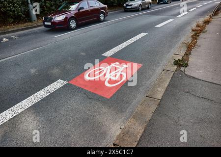 Fahrradweg auf einer Straße Stockfoto