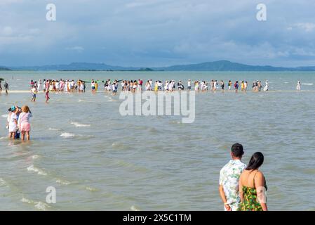 Santo Amaro, Bahia, Brasilien - 19. Mai 2019: Umbanda-Anhänger werden beim Überbringen von Geschenken an Iemanja am Strand von Itapema in der ci gesehen Stockfoto