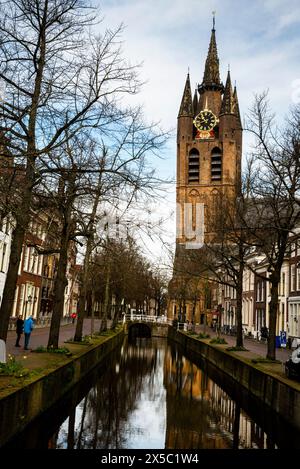 Der schiefe Turm von Oude Kirk in Delft, Niederlande, trägt den Spitznamen Old Old John oder Old Jan. Stockfoto