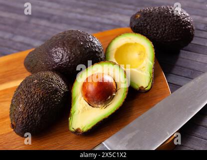 Avocados auf Holzbrett Stockfoto