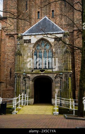 Massiver Turm und Eingang zur Oude Kirk oder Alten Kirche in Delft, Niederlande. Stockfoto