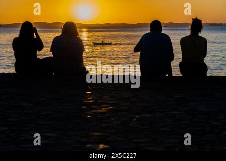 Salvador, Bahia, Brasilien - 08. August 2019: Menschen werden in Silhouette gesehen, während sie den Sonnenuntergang in der Stadt Salvador, Bahia, genießen. Stockfoto