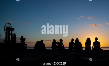 Salvador, Bahia, Brasilien - 08. August 2019: Unbekannte Menschen werden in Silhouette gesehen, die den Sonnenuntergang in der Stadt Salvador, Bahia, genießen. Stockfoto