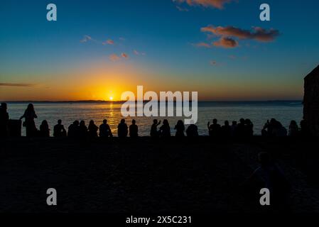 Salvador, Bahia, Brasilien - 08. August 2019: Menschen in Silhouette genießen den Sonnenuntergang im Museum für moderne Kunst in Salvador, Bahia Stockfoto