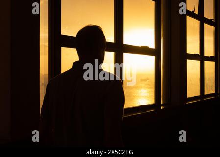 Salvador, Bahia, Brasilien - 23. August 2019: Passanten in Silhouette werden im Flur des Lacerda-Aufzugs in der Stadt Salvador gesehen. Stockfoto