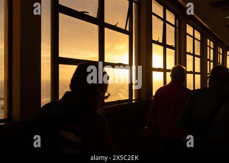 Salvador, Bahia, Brasilien - 23. August 2019: Im Flur des Lacerda-Aufzugs in Salvador, Bahia, wird eine Silhouette von Menschen gesehen Stockfoto