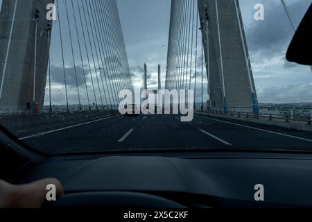 Lisboa, Portugal - 17.09.2023 Blick vom Fahrersitz POV auf das Auto auf der Vasco da Gama-Brücke in Lissabon an einem bewölkten Tag. Lissabon, Portugal Stockfoto