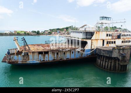 Vera Cruz, Bahia, Brasilien - 24. Januar 2023: Blick auf ein rostiges und verlassenes Fährboot am Schiffsterminal Bom Despacho in der Stadt Vera Cruz i Stockfoto