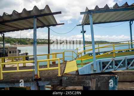 Vera Cruz, Bahia, Brasilien - 24. Januar 2023: Blick auf einen Fußgängerweg am Schiffsterminal Bom Despacho in der Stadt Vera Cruz in Bahia. Stockfoto