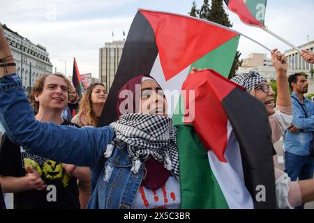 Athen, Griechenland. Mai 2024. Demonstrantinnen mit palästinensischen Schals und Gesängen während einer pro-palästinensischen Demonstration gegen israelische Aktionen in Rafah. (Kreditbild: © Dimitris Aspiotis/Pacific Press via ZUMA Press Wire) NUR REDAKTIONELLE VERWENDUNG! Nicht für kommerzielle ZWECKE! Stockfoto