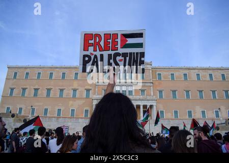 Athen, Griechenland. Mai 2024. Ein Demonstrant hält während einer pro-palästinensischen Demonstration gegen israelische Aktionen in Rafah ein Plakat mit der Aufschrift "freies Palästina". (Kreditbild: © Dimitris Aspiotis/Pacific Press via ZUMA Press Wire) NUR REDAKTIONELLE VERWENDUNG! Nicht für kommerzielle ZWECKE! Stockfoto