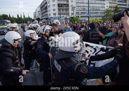 Athen, Griechenland. Mai 2024. Die Polizei drängt Demonstranten während einer pro-palästinensischen Demonstration gegen israelische Aktionen in Rafah zurück. (Kreditbild: © Dimitris Aspiotis/Pacific Press via ZUMA Press Wire) NUR REDAKTIONELLE VERWENDUNG! Nicht für kommerzielle ZWECKE! Stockfoto