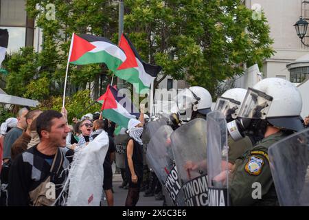 Athen, Griechenland. Mai 2024. Demonstranten mit Banner und palästinensischen Fahnen rufen während einer pro-palästinensischen Demonstration gegen israelische Aktionen in Rafah Slogans gegen die Polizei von Riot. (Kreditbild: © Dimitris Aspiotis/Pacific Press via ZUMA Press Wire) NUR REDAKTIONELLE VERWENDUNG! Nicht für kommerzielle ZWECKE! Stockfoto