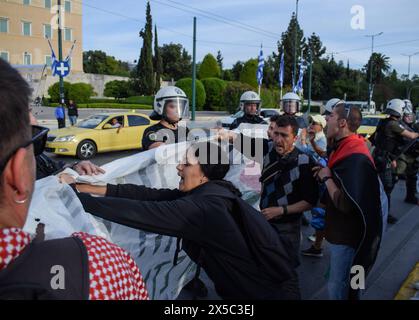 Athen, Griechenland. Mai 2024. Während einer pro-palästinensischen Demonstration gegen israelische Aktionen in Rafah blockiert die Polizei Demonstranten mit einem Banner vom Überqueren der Straße. (Kreditbild: © Dimitris Aspiotis/Pacific Press via ZUMA Press Wire) NUR REDAKTIONELLE VERWENDUNG! Nicht für kommerzielle ZWECKE! Stockfoto