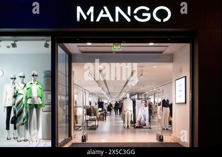 Madrid, Spanien. Mai 2024. Spanische multinationale Bekleidungsmarke Mango Store in Spanien. (Foto: Xavi Lopez/SOPA Images/SIPA USA) Credit: SIPA USA/Alamy Live News Stockfoto