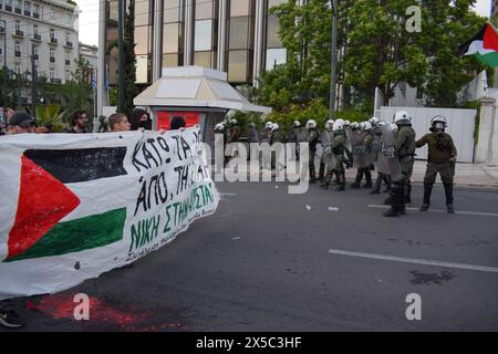 Athen, Griechenland. Mai 2024. Demonstranten mit bannermarsch, die während einer pro-palästinensischen Demonstration gegen israelische Aktionen in Rafah Slogans auf die Polizei von Riot singen. (Kreditbild: © Dimitris Aspiotis/Pacific Press via ZUMA Press Wire) NUR REDAKTIONELLE VERWENDUNG! Nicht für kommerzielle ZWECKE! Stockfoto