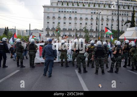 Athen, Griechenland. Mai 2024. Demonstranten mit Banner und palästinensischen Fahnen rufen während einer pro-palästinensischen Demonstration gegen israelische Aktionen in Rafah Slogans gegen die Polizei von Riot. (Kreditbild: © Dimitris Aspiotis/Pacific Press via ZUMA Press Wire) NUR REDAKTIONELLE VERWENDUNG! Nicht für kommerzielle ZWECKE! Stockfoto