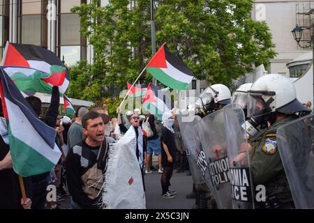 Athen, Griechenland. Mai 2024. Demonstranten mit Banner und palästinensischen Fahnen rufen während einer pro-palästinensischen Demonstration gegen israelische Aktionen in Rafah Slogans gegen die Polizei von Riot. (Kreditbild: © Dimitris Aspiotis/Pacific Press via ZUMA Press Wire) NUR REDAKTIONELLE VERWENDUNG! Nicht für kommerzielle ZWECKE! Stockfoto