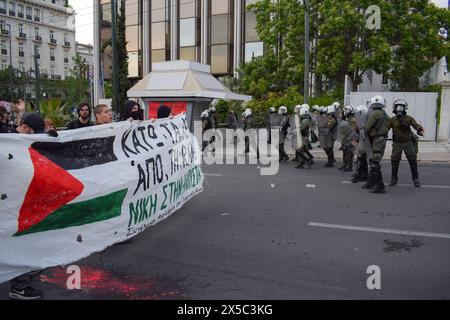 Athen, Griechenland. Mai 2024. Demonstranten mit bannermarsch, die während einer pro-palästinensischen Demonstration gegen israelische Aktionen in Rafah Slogans auf die Polizei von Riot singen. (Kreditbild: © Dimitris Aspiotis/Pacific Press via ZUMA Press Wire) NUR REDAKTIONELLE VERWENDUNG! Nicht für kommerzielle ZWECKE! Stockfoto