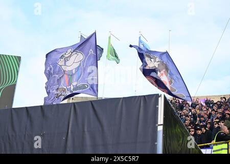 Fans (Fiorentina) beim Spiel der UEFA Europa Conference League zwischen Club Brugge 1-1 Fiorentina im Jan Breydel Stadion am 8. Mai 2024 in Brügge, Belgien. Quelle: Maurizio Borsari/AFLO/Alamy Live News Stockfoto